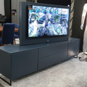 TV-Element LOTUS in Atlantikblau mit drehbarem Fernsehpaneel im modernen Wohnraum